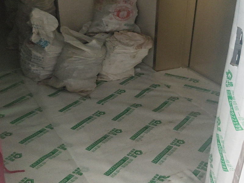 陽(yáng)臺(tái)改造成品保護(hù)：各種裝修物料的進(jìn)場(chǎng)以及各種建筑裝修垃圾的清理，都會(huì)經(jīng)過(guò)入戶門，這些物品在搬運(yùn)的過(guò)程中，難免會(huì)和入戶門發(fā)生磕碰，造成入戶門的磕碰劃傷，所以，第一個(gè)需要做好成品保護(hù)的地方就是入戶門。 做法：在裝修開工前直到家具進(jìn)場(chǎng)期間，都需要對(duì)入戶門進(jìn)行保護(hù)！可以使用成品保護(hù)膜將門包裹。 在進(jìn)行木門、櫥柜、家具等的相關(guān)的安裝或組裝的過(guò)程中，成品保護(hù)主要體現(xiàn)在兩個(gè)方面：一是原有的墻面、地面裝飾的保護(hù)，盡量避免因?yàn)檫@些安裝工程對(duì)已裝的部分造成破壞；二是安裝的物品本身的保護(hù)，注意不要在安裝過(guò)程中造成磕碰、劃傷等損傷。 好處：1.美觀；2.避免后期刮膩?zhàn)拥蔚焦褡由希?.避免后期安裝碰到，導(dǎo)致油漆脫落和刮痕；4.防塵。