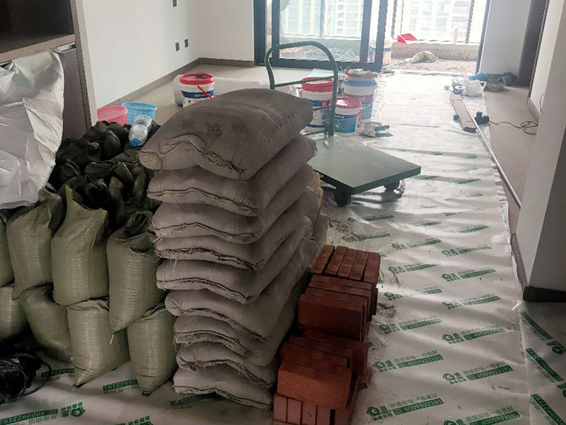 陽(yáng)臺(tái)改造成品保護(hù)：各種裝修物料的進(jìn)場(chǎng)以及各種建筑裝修垃圾的清理，都會(huì)經(jīng)過(guò)入戶門，這些物品在搬運(yùn)的過(guò)程中，難免會(huì)和入戶門發(fā)生磕碰，造成入戶門的磕碰劃傷，所以，第一個(gè)需要做好成品保護(hù)的地方就是入戶門。 做法：在裝修開工前直到家具進(jìn)場(chǎng)期間，都需要對(duì)入戶門進(jìn)行保護(hù)！可以使用成品保護(hù)膜將門包裹。 在進(jìn)行木門、櫥柜、家具等的相關(guān)的安裝或組裝的過(guò)程中，成品保護(hù)主要體現(xiàn)在兩個(gè)方面：一是原有的墻面、地面裝飾的保護(hù)，盡量避免因?yàn)檫@些安裝工程對(duì)已裝的部分造成破壞；二是安裝的物品本身的保護(hù)，注意不要在安裝過(guò)程中造成磕碰、劃傷等損傷。 好處：1.美觀；2.避免后期刮膩?zhàn)拥蔚焦褡由希?.避免后期安裝碰到，導(dǎo)致油漆脫落和刮痕；4.防塵。