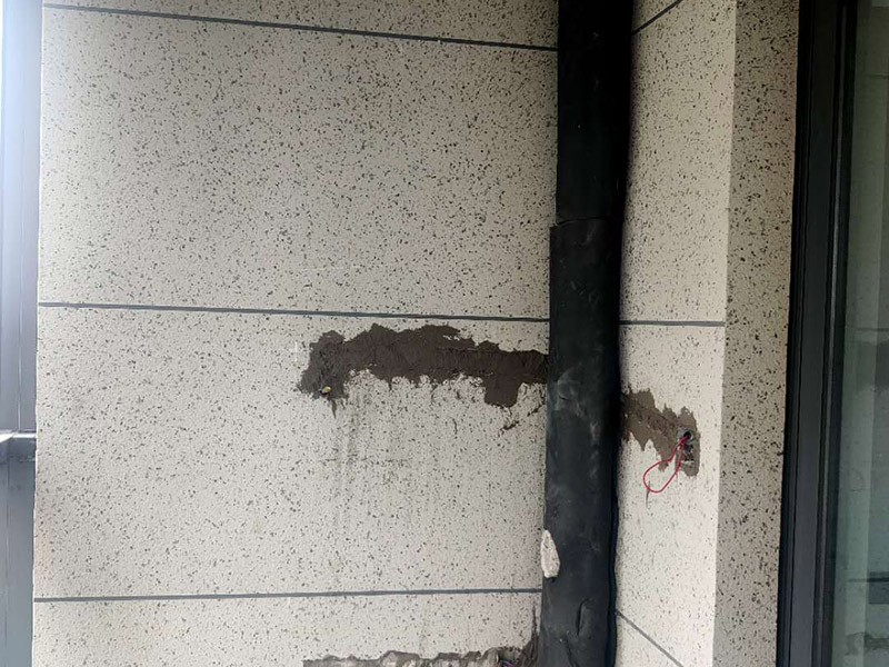 陽(yáng)臺(tái)改造成品保護(hù)：各種裝修物料的進(jìn)場(chǎng)以及各種建筑裝修垃圾的清理，都會(huì)經(jīng)過(guò)入戶門，這些物品在搬運(yùn)的過(guò)程中，難免會(huì)和入戶門發(fā)生磕碰，造成入戶門的磕碰劃傷，所以，第一個(gè)需要做好成品保護(hù)的地方就是入戶門。 做法：在裝修開工前直到家具進(jìn)場(chǎng)期間，都需要對(duì)入戶門進(jìn)行保護(hù)！可以使用成品保護(hù)膜將門包裹。 在進(jìn)行木門、櫥柜、家具等的相關(guān)的安裝或組裝的過(guò)程中，成品保護(hù)主要體現(xiàn)在兩個(gè)方面：一是原有的墻面、地面裝飾的保護(hù)，盡量避免因?yàn)檫@些安裝工程對(duì)已裝的部分造成破壞；二是安裝的物品本身的保護(hù)，注意不要在安裝過(guò)程中造成磕碰、劃傷等損傷。 好處：1.美觀；2.避免后期刮膩?zhàn)拥蔚焦褡由希?.避免后期安裝碰到，導(dǎo)致油漆脫落和刮痕；4.防塵。