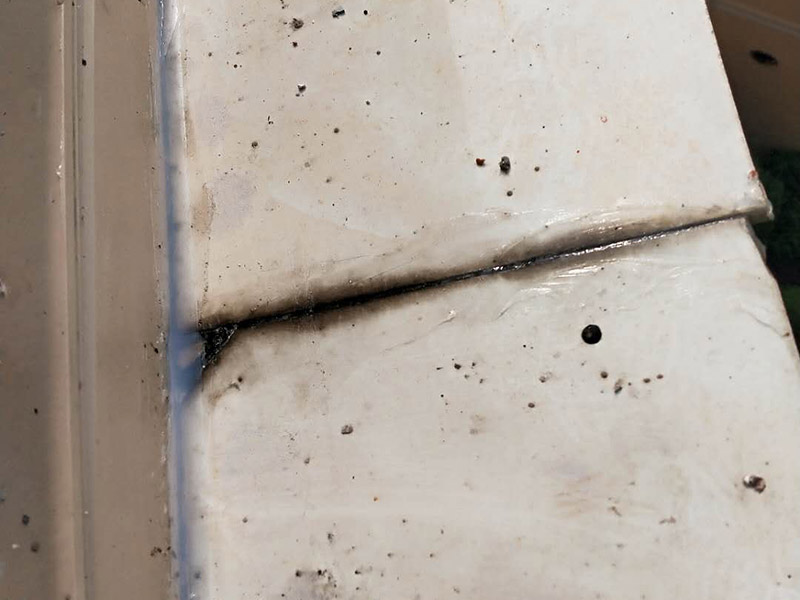 陽臺外墻瓷磚修補(bǔ)：檢查瓷磚有無大面積的瓷磚起殼、疏松和剝落現(xiàn)象，若有應(yīng)先進(jìn)行修補(bǔ)；然后確保基層表面應(yīng)無明水、浮渣和雜物。對于瓷磚縫中的2~3毫米的細(xì)小縫隙或明顯的凹槽，可以先用瓷磚填縫劑進(jìn)行填補(bǔ)處理。配制涂料時(shí)，可以將粉料組分的量適當(dāng)提高一些，以提高與基層的粘結(jié)力和便于操作。施工用涂料應(yīng)隨配隨用。嵌縫要盡量均勻，瓷磚粘結(jié)劑與基層之間不能有氣泡，以求粘結(jié)嚴(yán)實(shí)。