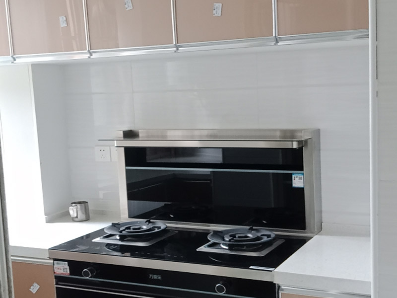 廚房改造翻新：首先就是要對它進行空間改造、水路改造和磚墻翻新這幾處一定要提前做好準備和進行規(guī)劃才行。廚房的上水部分那么可以把它更換成PPR之類新型管材，然后再把它進行暗埋，但是廚房的下水部分，這個地方也是不能進行改動的，如果一定要進行改動，記住一定要咨詢清楚物業(yè)再動手。規(guī)劃好管道它的長度，同時還要考慮到它貼到墻面磚后的后尺寸,特別是出墻后那個直接水龍頭的管道更加要注意。除此以外，管道的走向一定要注意避開入墻的電線管,這樣才能避免日后水管破裂帶來一些漏水影響。做好閉水試驗。那么這項最好就是在排水改造前進行。