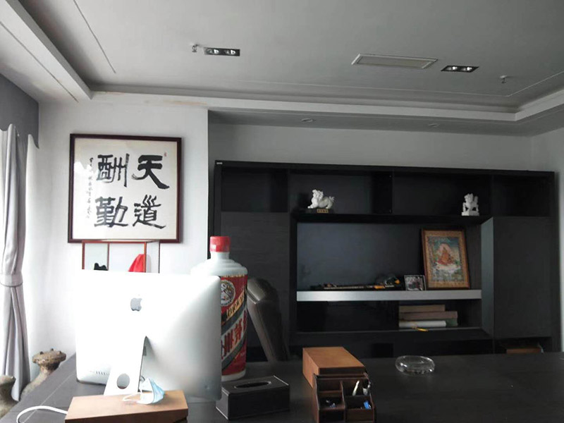 辦公室掛畫安裝：辦公室裝飾畫可以說是非常普遍的，不管是公司老板還是部門經(jīng)理，辦公室都還不會缺少一幅字畫，辦公室掛畫不僅是一種裝飾，更多情況下是為了改善風水，尤其是生意人，更加注重辦公室的風水，弱想使得辦公室風水旺，掛畫是遠遠不夠的，重點要看怎么掛。 辦公室內掛一好的字畫作品，一幅好的風水掛畫所起的作品至關重要。好的字畫合適的擺放位置，合適的布局能為主人招財納福，能為主人增加運勢，會加持好的磁場。