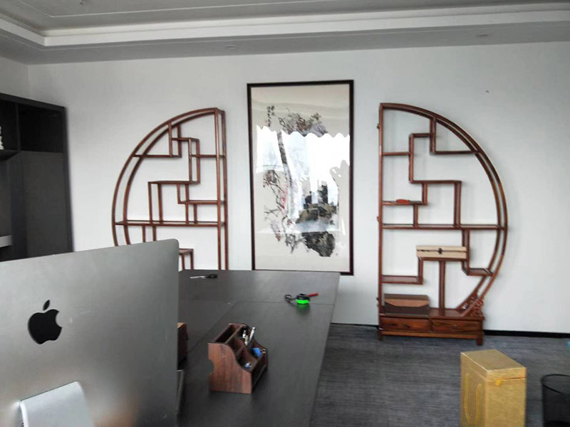 辦公室掛畫安裝：辦公室裝飾畫可以說是非常普遍的，不管是公司老板還是部門經(jīng)理，辦公室都還不會缺少一幅字畫，辦公室掛畫不僅是一種裝飾，更多情況下是為了改善風水，尤其是生意人，更加注重辦公室的風水，弱想使得辦公室風水旺，掛畫是遠遠不夠的，重點要看怎么掛。 辦公室內掛一好的字畫作品，一幅好的風水掛畫所起的作品至關重要。好的字畫合適的擺放位置，合適的布局能為主人招財納福，能為主人增加運勢，會加持好的磁場。