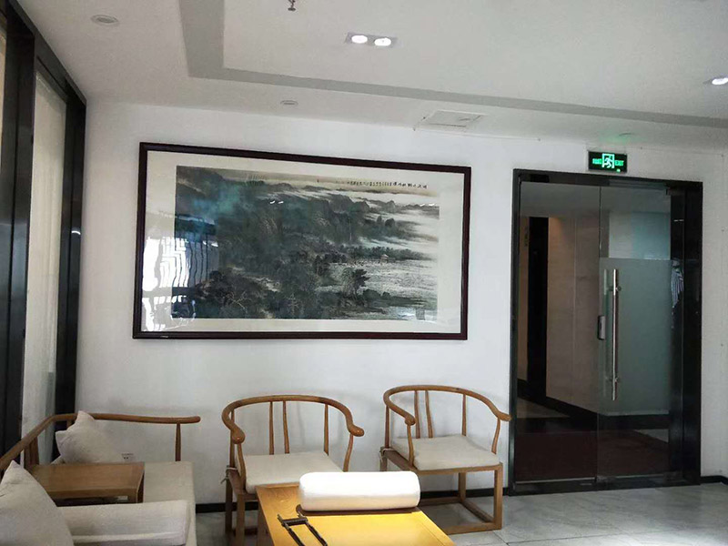 辦公室掛畫安裝：辦公室裝飾畫可以說是非常普遍的，不管是公司老板還是部門經(jīng)理，辦公室都還不會缺少一幅字畫，辦公室掛畫不僅是一種裝飾，更多情況下是為了改善風水，尤其是生意人，更加注重辦公室的風水，弱想使得辦公室風水旺，掛畫是遠遠不夠的，重點要看怎么掛。 辦公室內掛一好的字畫作品，一幅好的風水掛畫所起的作品至關重要。好的字畫合適的擺放位置，合適的布局能為主人招財納福，能為主人增加運勢，會加持好的磁場。