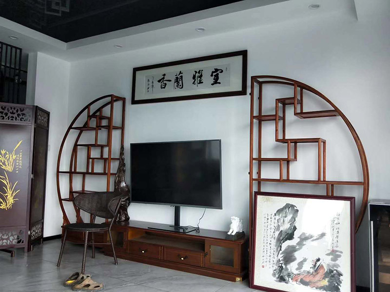 辦公室掛畫安裝：辦公室裝飾畫可以說是非常普遍的，不管是公司老板還是部門經(jīng)理，辦公室都還不會缺少一幅字畫，辦公室掛畫不僅是一種裝飾，更多情況下是為了改善風水，尤其是生意人，更加注重辦公室的風水，弱想使得辦公室風水旺，掛畫是遠遠不夠的，重點要看怎么掛。 辦公室內掛一好的字畫作品，一幅好的風水掛畫所起的作品至關重要。好的字畫合適的擺放位置，合適的布局能為主人招財納福，能為主人增加運勢，會加持好的磁場。