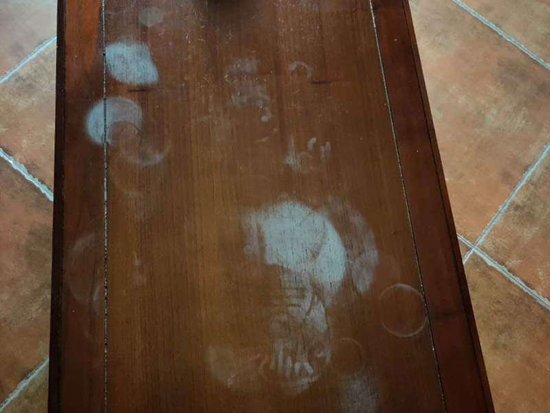 家具補(bǔ)漆服務(wù):1.家具維修 填補(bǔ)平整光滑,不能使其變形 2.維修處調(diào)色上色上光 根據(jù)觀察家具,必須辨別漆色、混合色、二層色、三層色,再相應(yīng)處理。 3.光澤處理 必須根據(jù)家具的亮亞光,打磨,拋光,上亮光水等,使用輔料可以是蠟,研磨劑。 4.填補(bǔ)操作: 先將502膠水澆在需要填補(bǔ)處。用碎木屑填上需要補(bǔ)處,澆上502膠水。