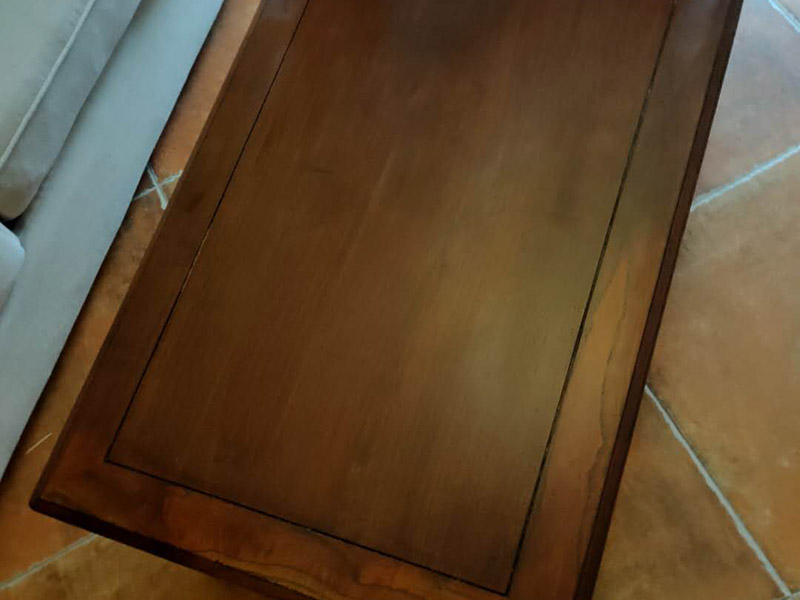 家具補(bǔ)漆服務(wù):1.家具維修 填補(bǔ)平整光滑,不能使其變形 2.維修處調(diào)色上色上光 根據(jù)觀察家具,必須辨別漆色、混合色、二層色、三層色,再相應(yīng)處理。 3.光澤處理 必須根據(jù)家具的亮亞光,打磨,拋光,上亮光水等,使用輔料可以是蠟,研磨劑。 4.填補(bǔ)操作: 先將502膠水澆在需要填補(bǔ)處。用碎木屑填上需要補(bǔ)處,澆上502膠水。