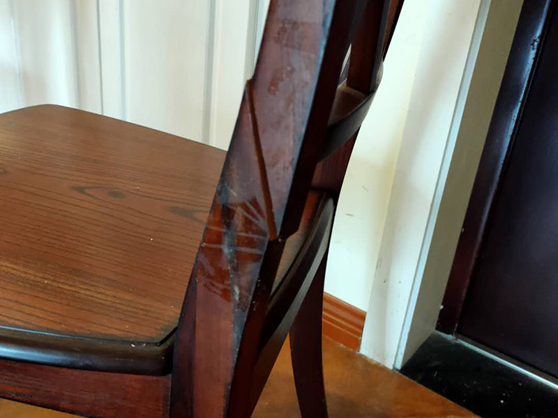 家具補(bǔ)漆服務(wù):1.家具維修 填補(bǔ)平整光滑,不能使其變形 2.維修處調(diào)色上色上光 根據(jù)觀察家具,必須辨別漆色、混合色、二層色、三層色,再相應(yīng)處理。 3.光澤處理 必須根據(jù)家具的亮亞光,打磨,拋光,上亮光水等,使用輔料可以是蠟,研磨劑。 4.填補(bǔ)操作: 先將502膠水澆在需要填補(bǔ)處。用碎木屑填上需要補(bǔ)處,澆上502膠水。