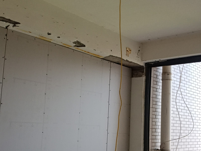 老房子改造裝修:舊墻面在翻新前一定要做墻面基底處理，粉化嚴(yán)重的要全部鏟除，鏟除后抹上一層白水泥，原來墻面過于光滑、刷過油漆的鏟除后還要做打磨處理，把粘結(jié)不牢的表皮去掉，便于新涂料和墻體粘結(jié)。 墻面底漆的作用是抗堿防潮、封固基材、保護(hù)面漆，提高面漆的質(zhì)感和遮蓋力，對于老房翻新，墻面一定要做底漆，如果沒有刷底漆就直接上面漆的話，時間一長墻面容易起泡、發(fā)霉，太陽照曬時間長了也容易變色。 已經(jīng)上好面漆的墻面要修補(bǔ)會比較麻煩，容易產(chǎn)生色差，材料的使用時間不同，質(zhì)量也難以保證，很難達(dá)到理想效果。 所以墻面的修補(bǔ)最好是整塊墻面，或是盡可能地選擇較大面積進(jìn)行修補(bǔ)，這樣可以盡量避免產(chǎn)生色差，修補(bǔ)后的質(zhì)量也更好。