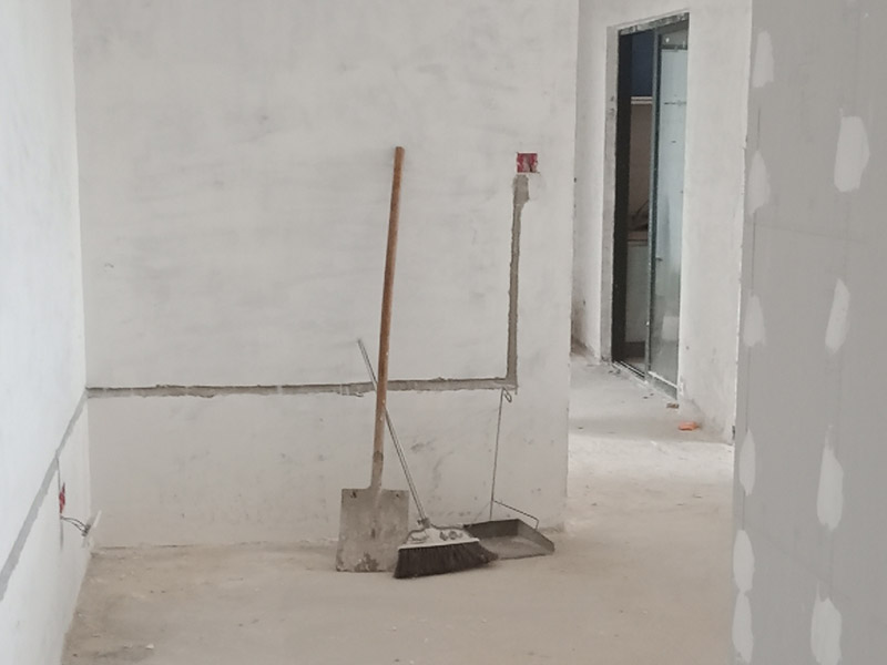 老房子改造裝修:舊墻面在翻新前一定要做墻面基底處理，粉化嚴(yán)重的要全部鏟除，鏟除后抹上一層白水泥，原來墻面過于光滑、刷過油漆的鏟除后還要做打磨處理，把粘結(jié)不牢的表皮去掉，便于新涂料和墻體粘結(jié)。 墻面底漆的作用是抗堿防潮、封固基材、保護(hù)面漆，提高面漆的質(zhì)感和遮蓋力，對于老房翻新，墻面一定要做底漆，如果沒有刷底漆就直接上面漆的話，時間一長墻面容易起泡、發(fā)霉，太陽照曬時間長了也容易變色。 已經(jīng)上好面漆的墻面要修補(bǔ)會比較麻煩，容易產(chǎn)生色差，材料的使用時間不同，質(zhì)量也難以保證，很難達(dá)到理想效果。 所以墻面的修補(bǔ)最好是整塊墻面，或是盡可能地選擇較大面積進(jìn)行修補(bǔ)，這樣可以盡量避免產(chǎn)生色差，修補(bǔ)后的質(zhì)量也更好。