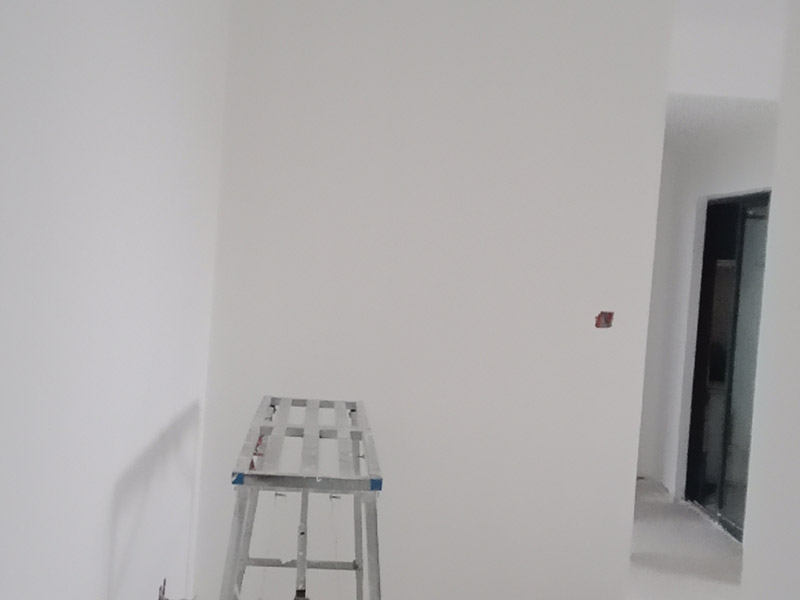 老房子改造裝修:舊墻面在翻新前一定要做墻面基底處理，粉化嚴(yán)重的要全部鏟除，鏟除后抹上一層白水泥，原來墻面過于光滑、刷過油漆的鏟除后還要做打磨處理，把粘結(jié)不牢的表皮去掉，便于新涂料和墻體粘結(jié)。 墻面底漆的作用是抗堿防潮、封固基材、保護(hù)面漆，提高面漆的質(zhì)感和遮蓋力，對于老房翻新，墻面一定要做底漆，如果沒有刷底漆就直接上面漆的話，時間一長墻面容易起泡、發(fā)霉，太陽照曬時間長了也容易變色。 已經(jīng)上好面漆的墻面要修補(bǔ)會比較麻煩，容易產(chǎn)生色差，材料的使用時間不同，質(zhì)量也難以保證，很難達(dá)到理想效果。 所以墻面的修補(bǔ)最好是整塊墻面，或是盡可能地選擇較大面積進(jìn)行修補(bǔ)，這樣可以盡量避免產(chǎn)生色差，修補(bǔ)后的質(zhì)量也更好。