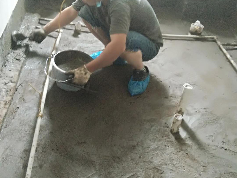 衛(wèi)生間拆除翻新：在敲磚正式開始之前需要做一些準備工作，包括施工用電設置和施工工具的準備。事前準備做好了，后面的工序才能有條不紊地進行。沖擊電鉆是墻面敲磚的重要工具，與傳統(tǒng)的用手錘和鋼鏨敲擊方式不同，用沖擊電鉆施工方便快捷。沖擊電鉆的鉆頭還可以根據(jù)施工需要自由更換。在敲磚施工過程中，梯子作為輔助的工具，除了有幫助敲墻面上方的瓷磚的作用，還有用來架起臨時插座的作用，以免用電插座和電線被掉下來的瓷磚遮掩或壓壞，造成施工意外。 衛(wèi)生間拆改時，會將原有地磚鑿去，一定要用水泥砂漿將地面找平，然后再做防水處理。這樣可以避免防水涂料因薄厚不均而造成滲漏。衛(wèi)生間墻地面之間的接縫以及上下水管道與地面的接縫處，是最容易出問題的地方，因此在衛(wèi)生間番細膩時要注意接縫處要刷到位，這樣的細節(jié)不容小覷。