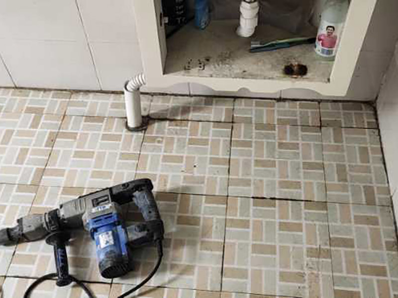 衛(wèi)生間拆除翻新：在敲磚正式開始之前需要做一些準備工作，包括施工用電設置和施工工具的準備。事前準備做好了，后面的工序才能有條不紊地進行。沖擊電鉆是墻面敲磚的重要工具，與傳統(tǒng)的用手錘和鋼鏨敲擊方式不同，用沖擊電鉆施工方便快捷。沖擊電鉆的鉆頭還可以根據(jù)施工需要自由更換。在敲磚施工過程中，梯子作為輔助的工具，除了有幫助敲墻面上方的瓷磚的作用，還有用來架起臨時插座的作用，以免用電插座和電線被掉下來的瓷磚遮掩或壓壞，造成施工意外。 衛(wèi)生間拆改時，會將原有地磚鑿去，一定要用水泥砂漿將地面找平，然后再做防水處理。這樣可以避免防水涂料因薄厚不均而造成滲漏。衛(wèi)生間墻地面之間的接縫以及上下水管道與地面的接縫處，是最容易出問題的地方，因此在衛(wèi)生間番細膩時要注意接縫處要刷到位，這樣的細節(jié)不容小覷。