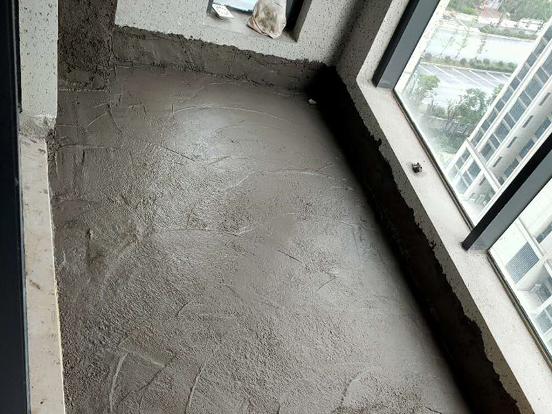 陽臺(tái)做防水：陽臺(tái)防水涂料的涂刷高度至少需要在30cm以上，如果是放置洗衣機(jī)的區(qū)域，需要將防水涂料涂抹得更高些。如果你家的陽臺(tái)屬于外露陽臺(tái)，為了加強(qiáng)防水效果，最好做得高些，同時(shí)防水涂料的厚度需要在1.5mm以上。在暴雨天氣下，如果雨量大于地漏的排水能力時(shí)，就會(huì)在陽臺(tái)地面出現(xiàn)大量積水，容易導(dǎo)致積水進(jìn)入室內(nèi)，因此我們?cè)谶x購(gòu)陽臺(tái)地漏的時(shí)，最好選擇排水量大且順暢的地漏。 陽臺(tái)的防水層都在外層，需要受到陽光暴曬、雨水侵蝕、嚴(yán)寒酷暑等自然天氣的考驗(yàn)，如果沒有出色的性能和良好的保護(hù)措施，他的使用年限會(huì)大大縮短。因此，我們?cè)谶x購(gòu)防水材料時(shí)，需要選擇強(qiáng)度高、耐老化的防水涂料。