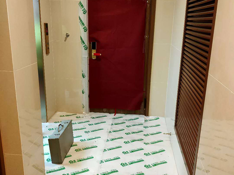 陽臺家具地面保護(hù):門扇安裝完畢后，采用普通塑料保護(hù)膜，同時用紙板包裹； 門扇、鎖具安裝完畢后，將門扇鎖緊； 門框下段部分必須用9厘夾板做&ldquo;U&rdquo;型護(hù)角保護(hù)處理，高度不小于1.5m，護(hù)板內(nèi)應(yīng)加襯泡沫等軟質(zhì)保護(hù)，防止擦傷。 安裝完畢后，用塑料布或戶內(nèi)門包裝內(nèi)的PE片材、瓦楞紙板等現(xiàn)有材料對門扇、門套進(jìn)行包裹、遮蓋保護(hù)；嚴(yán)禁撞擊門框扇及貼臉；門扇安裝后及時安裝門吸、門鎖； 安裝好的門扇不能長期處于開啟狀態(tài)，嚴(yán)禁在門扇懸掛重物；嚴(yán)禁硬物碰撞、避免將水弄到門上面； 門框下段部分必須用9厘夾板做&ldquo;U&rdquo;型護(hù)角保護(hù)處理，高度不小于1.5m，護(hù)板內(nèi)應(yīng)加襯泡沫等軟質(zhì)保護(hù)，防止擦傷； 室內(nèi)衛(wèi)生清理干凈后才能將保護(hù)膜撕開； 保潔時嚴(yán)禁用酒精之類油漆稀釋劑、脫漆松香水、二甲苯、清潔劑等溶液擦拭油漆表面，嚴(yán)禁使用鋼絲球和尖的物品以防劃傷油漆表面。