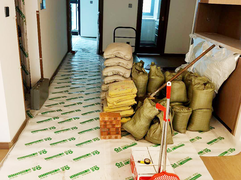 陽臺家具地面保護(hù):門扇安裝完畢后，采用普通塑料保護(hù)膜，同時用紙板包裹； 門扇、鎖具安裝完畢后，將門扇鎖緊； 門框下段部分必須用9厘夾板做&ldquo;U&rdquo;型護(hù)角保護(hù)處理，高度不小于1.5m，護(hù)板內(nèi)應(yīng)加襯泡沫等軟質(zhì)保護(hù)，防止擦傷。 安裝完畢后，用塑料布或戶內(nèi)門包裝內(nèi)的PE片材、瓦楞紙板等現(xiàn)有材料對門扇、門套進(jìn)行包裹、遮蓋保護(hù)；嚴(yán)禁撞擊門框扇及貼臉；門扇安裝后及時安裝門吸、門鎖； 安裝好的門扇不能長期處于開啟狀態(tài)，嚴(yán)禁在門扇懸掛重物；嚴(yán)禁硬物碰撞、避免將水弄到門上面； 門框下段部分必須用9厘夾板做&ldquo;U&rdquo;型護(hù)角保護(hù)處理，高度不小于1.5m，護(hù)板內(nèi)應(yīng)加襯泡沫等軟質(zhì)保護(hù)，防止擦傷； 室內(nèi)衛(wèi)生清理干凈后才能將保護(hù)膜撕開； 保潔時嚴(yán)禁用酒精之類油漆稀釋劑、脫漆松香水、二甲苯、清潔劑等溶液擦拭油漆表面，嚴(yán)禁使用鋼絲球和尖的物品以防劃傷油漆表面。