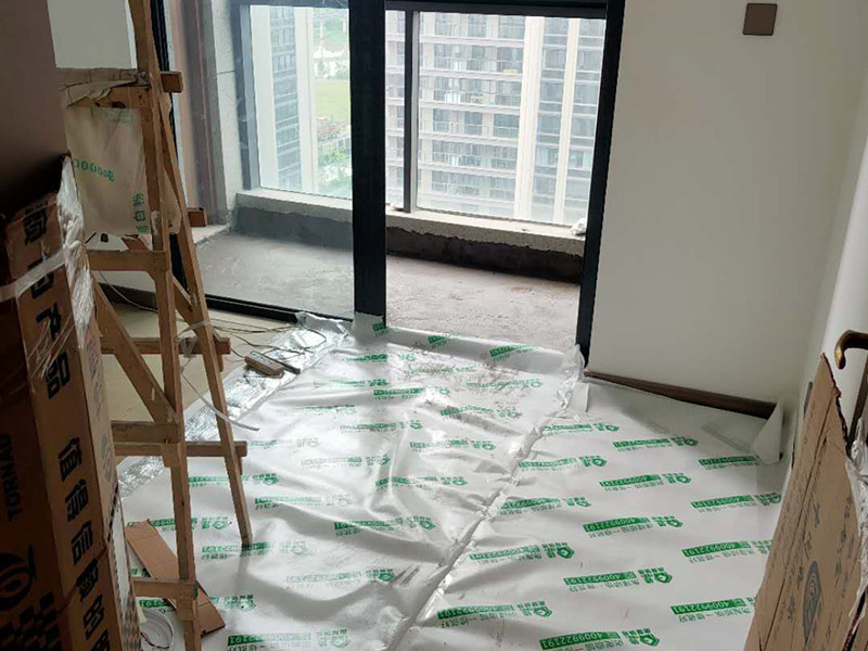 陽臺家具地面保護(hù):門扇安裝完畢后，采用普通塑料保護(hù)膜，同時用紙板包裹； 門扇、鎖具安裝完畢后，將門扇鎖緊； 門框下段部分必須用9厘夾板做&ldquo;U&rdquo;型護(hù)角保護(hù)處理，高度不小于1.5m，護(hù)板內(nèi)應(yīng)加襯泡沫等軟質(zhì)保護(hù)，防止擦傷。 安裝完畢后，用塑料布或戶內(nèi)門包裝內(nèi)的PE片材、瓦楞紙板等現(xiàn)有材料對門扇、門套進(jìn)行包裹、遮蓋保護(hù)；嚴(yán)禁撞擊門框扇及貼臉；門扇安裝后及時安裝門吸、門鎖； 安裝好的門扇不能長期處于開啟狀態(tài)，嚴(yán)禁在門扇懸掛重物；嚴(yán)禁硬物碰撞、避免將水弄到門上面； 門框下段部分必須用9厘夾板做&ldquo;U&rdquo;型護(hù)角保護(hù)處理，高度不小于1.5m，護(hù)板內(nèi)應(yīng)加襯泡沫等軟質(zhì)保護(hù)，防止擦傷； 室內(nèi)衛(wèi)生清理干凈后才能將保護(hù)膜撕開； 保潔時嚴(yán)禁用酒精之類油漆稀釋劑、脫漆松香水、二甲苯、清潔劑等溶液擦拭油漆表面，嚴(yán)禁使用鋼絲球和尖的物品以防劃傷油漆表面。