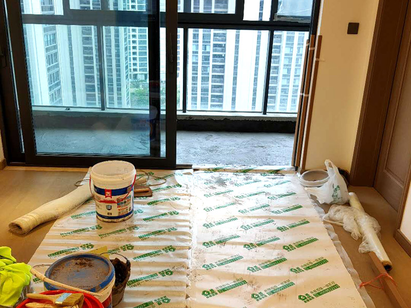 陽臺家具地面保護(hù):門扇安裝完畢后，采用普通塑料保護(hù)膜，同時用紙板包裹； 門扇、鎖具安裝完畢后，將門扇鎖緊； 門框下段部分必須用9厘夾板做&ldquo;U&rdquo;型護(hù)角保護(hù)處理，高度不小于1.5m，護(hù)板內(nèi)應(yīng)加襯泡沫等軟質(zhì)保護(hù)，防止擦傷。 安裝完畢后，用塑料布或戶內(nèi)門包裝內(nèi)的PE片材、瓦楞紙板等現(xiàn)有材料對門扇、門套進(jìn)行包裹、遮蓋保護(hù)；嚴(yán)禁撞擊門框扇及貼臉；門扇安裝后及時安裝門吸、門鎖； 安裝好的門扇不能長期處于開啟狀態(tài)，嚴(yán)禁在門扇懸掛重物；嚴(yán)禁硬物碰撞、避免將水弄到門上面； 門框下段部分必須用9厘夾板做&ldquo;U&rdquo;型護(hù)角保護(hù)處理，高度不小于1.5m，護(hù)板內(nèi)應(yīng)加襯泡沫等軟質(zhì)保護(hù)，防止擦傷； 室內(nèi)衛(wèi)生清理干凈后才能將保護(hù)膜撕開； 保潔時嚴(yán)禁用酒精之類油漆稀釋劑、脫漆松香水、二甲苯、清潔劑等溶液擦拭油漆表面，嚴(yán)禁使用鋼絲球和尖的物品以防劃傷油漆表面。