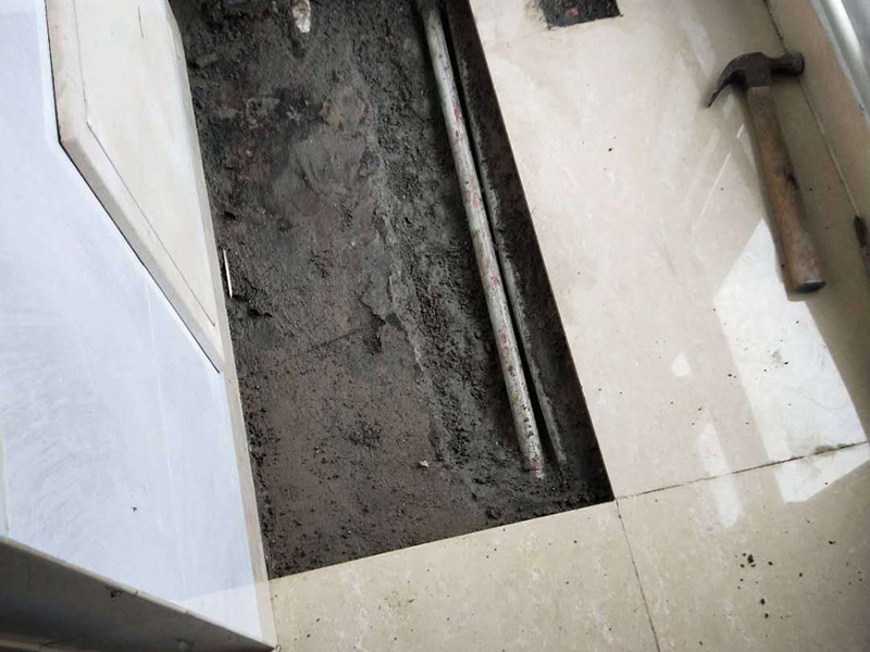 暗管維修瓷磚修復(fù)：暗水管漏水要找到漏水點并不是一件容易的事。由于是墻體里水管漏水，有時候墻面基層或者貼有瓷磚的墻面防水性較好，暗水管漏水可能會隨著管壁洇到其他地方，所以有時候我們看到的墻面被浸濕的地方，并不一定百分之百就是暗水管漏水的地方。 找到墻體里水管漏水的漏水點之后，就需要對漏水的管道進(jìn)行更換維修。首先需要將暗水管漏水點的墻面開鑿，開鑿時注意對家具地板進(jìn)行成品保護(hù)。開鑿之后找到管道漏水的地方，將管道上開鑿的粉塵清理干凈。 將損壞管道割斷，注意然后用接口套住，將備換的新管對準(zhǔn)接口口子，注意要對直。然后用熱熔器對新管道進(jìn)行熱熔連接。連接好之后注意使用防水膠對管道及管槽進(jìn)行防水處理。