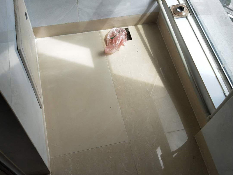 暗管維修瓷磚修復(fù)：暗水管漏水要找到漏水點并不是一件容易的事。由于是墻體里水管漏水，有時候墻面基層或者貼有瓷磚的墻面防水性較好，暗水管漏水可能會隨著管壁洇到其他地方，所以有時候我們看到的墻面被浸濕的地方，并不一定百分之百就是暗水管漏水的地方。 找到墻體里水管漏水的漏水點之后，就需要對漏水的管道進(jìn)行更換維修。首先需要將暗水管漏水點的墻面開鑿，開鑿時注意對家具地板進(jìn)行成品保護(hù)。開鑿之后找到管道漏水的地方，將管道上開鑿的粉塵清理干凈。 將損壞管道割斷，注意然后用接口套住，將備換的新管對準(zhǔn)接口口子，注意要對直。然后用熱熔器對新管道進(jìn)行熱熔連接。連接好之后注意使用防水膠對管道及管槽進(jìn)行防水處理。