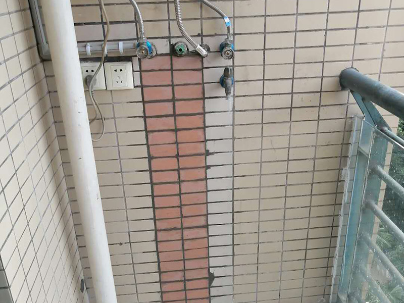 熱水管更換修復(fù)：先斷電后取下機殼右端維修蓋,并用手機拍照保存連接線的接線方法。用鉗子等工具拔掉電路的高溫連接線。用扳手取下發(fā)熱管蓋板的五顆螺帽后逆時針旋轉(zhuǎn)蓋子即可取下發(fā)熱管。將新的發(fā)熱管**密封圈。裝回螺絲的時候要對角固定，否則安裝不平造成漏水。注意：發(fā)熱管折彎一端必須朝向水嘴一方，不然會造成熱水量不足。