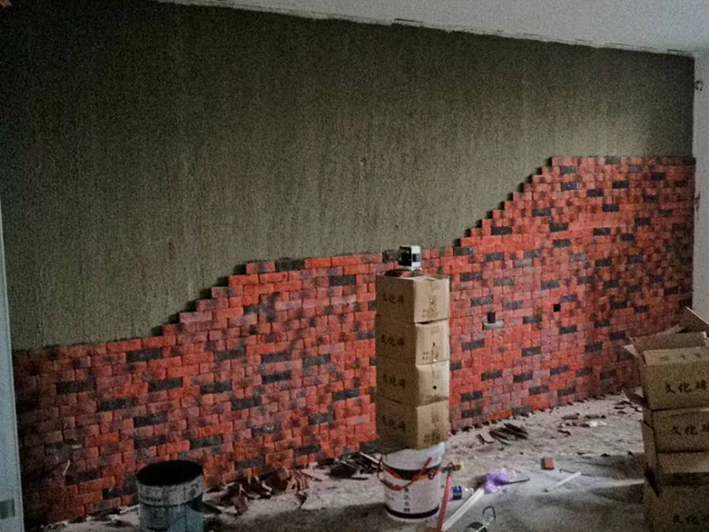 公寓墻面貼磚：首先是要根據(jù)房間的采光、尺寸以及潮濕程度來選擇產(chǎn)品，還要看清楚瓷磚的質(zhì)量以及合格證等等。 要想出色的完成貼磚工作，準備工作不可少。必須要完整的檢查平整情況，把膩子都鏟掉，才能穩(wěn)固的鋪設墻磚。 鋪設墻磚的時候應該由下往上貼，但是最底層的磚應該要最后一個貼，而且一面墻不能一次性貼完，否則會引起墜落。 鋪磚的工藝其實是非常重要的，這會直接影響到最后的鋪貼效果。比如工人要把握好水泥砂漿的濕度，太干或者太濕都不行，而且要均勻的涂抹，及時添加或者減少水泥。