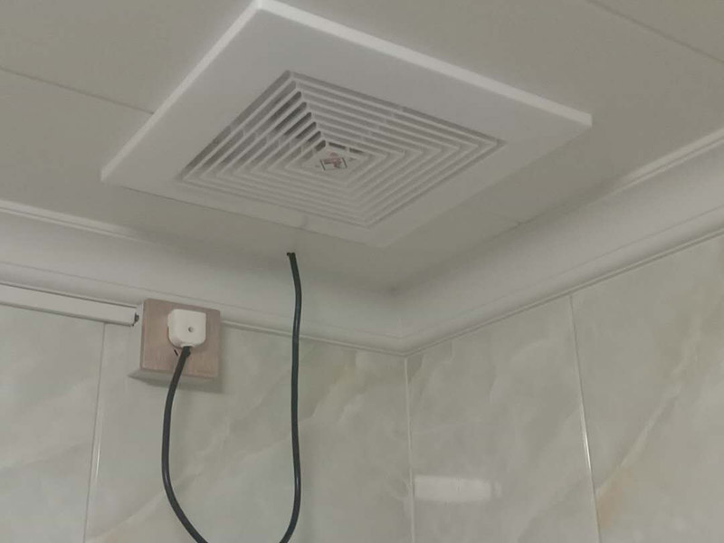 排氣扇安裝：當(dāng)直接安裝在墻壁的孔洞上，將室內(nèi)污濁空氣排往室外或從室外吸進(jìn)新鮮空氣時，應(yīng)選用百葉窗換氣扇，因此百葉窗式換氣扇又稱隔墻式換氣扇；當(dāng)需要安裝于居室、商場、賓館、辦公室及娛樂場所的玻璃門窗上時，應(yīng)選用櫥窗式換氣扇；當(dāng)需要安裝換氣扇的場所裝有天花板，而且天花板上有直接排往外部窨的出風(fēng)口時，可選用天花板式或管道式換氣扇；當(dāng)安裝換氣扇的地方裝有天花板，且天花板止方預(yù)先裝有排往室外的管道時，應(yīng)該選用管道式換氣扇，利用其較高的風(fēng)壓往外排氣。