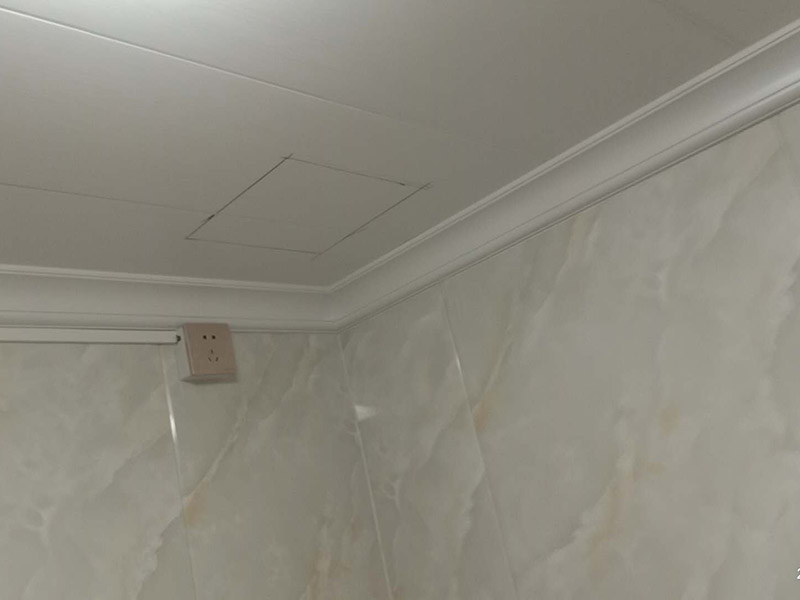 排氣扇安裝：當(dāng)直接安裝在墻壁的孔洞上，將室內(nèi)污濁空氣排往室外或從室外吸進(jìn)新鮮空氣時，應(yīng)選用百葉窗換氣扇，因此百葉窗式換氣扇又稱隔墻式換氣扇；當(dāng)需要安裝于居室、商場、賓館、辦公室及娛樂場所的玻璃門窗上時，應(yīng)選用櫥窗式換氣扇；當(dāng)需要安裝換氣扇的場所裝有天花板，而且天花板上有直接排往外部窨的出風(fēng)口時，可選用天花板式或管道式換氣扇；當(dāng)安裝換氣扇的地方裝有天花板，且天花板止方預(yù)先裝有排往室外的管道時，應(yīng)該選用管道式換氣扇，利用其較高的風(fēng)壓往外排氣。