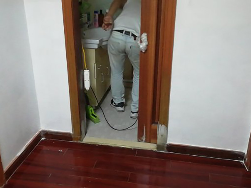 墻面局部改造維修：舊墻的清潔主要是對墻面原有的裝修和裝飾進行清除。一般為對乳膠漆和膩子層、木裝修、墻紙等的清除。如果是較新的墻面,墻體的耐水膩子可以不必完全鏟除,可以在用鋼刷和砂紙進行打磨后，用乳膠漆重新涂刷。較老舊的要完全鏟除,重新刷上膩子。墻面底漆的涂刷是為了抗堿防潮、封固基材同時對于面漆的質(zhì)感與遮蓋力也有所提高。對于墻面局部翻新工程，底漆是十分必要的,如果忽略了刷底漆，直接使用面漆的話,一段時間后墻面容易出現(xiàn)起泡、發(fā)霉等現(xiàn)象。