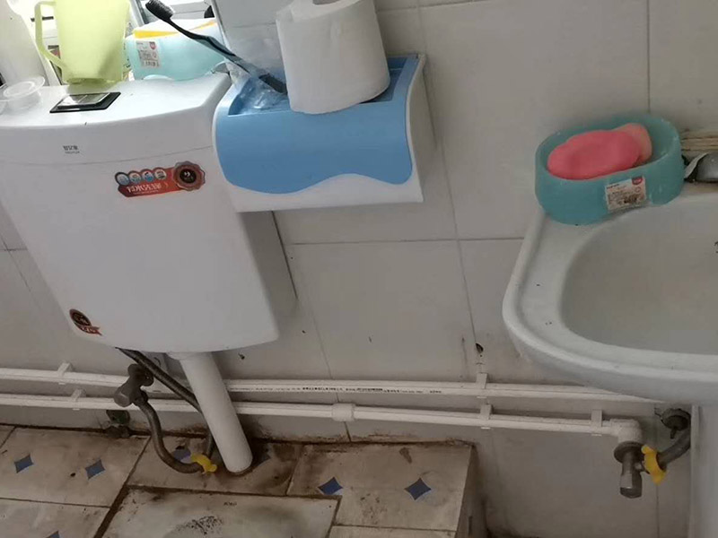 衛(wèi)生間水管更換：安裝PP-R管道最好找專業(yè)公司，不管你的裝修多么豪華高檔，如果你在這方面不舍得用錢就不劃算了。往往管道的暴裂或者堵塞，都會(huì)造成水管本身價(jià)格數(shù)十倍、數(shù)百倍甚至不可估量的后果。 選擇一種健康環(huán)保合資格的給水管材。目前大多住宅裝修的水管主要分為：UPVC管、PPR管、襯PVC鍍鋅鋼管、鋁塑管、銅管和不銹鋼管幾類。 安裝后一定要進(jìn)行增壓測(cè)試。增壓測(cè)試一般是在1.5倍水壓的情況下進(jìn)行,在測(cè)試中應(yīng)沒(méi)有漏水現(xiàn)象。 選擇給水管道的敷設(shè)方式。管道的敷設(shè)分為明裝和暗裝，但哪種安裝方式更適合室內(nèi)給水管道的敷設(shè)呢?明裝是管道在室內(nèi)沿墻、梁、柱、天花板下、地板旁外露敷設(shè)，其優(yōu)點(diǎn)是造價(jià)低、施工安裝和維護(hù)修理均方便。缺點(diǎn)是由于管道表面積灰、產(chǎn)生凝水等，影響環(huán)境衛(wèi)生。暗裝是管道在房?jī)?nèi)的地面、吊頂下或在管井、管槽、管溝中隱蔽敷設(shè),暗裝的優(yōu)點(diǎn)是衛(wèi)生條件較好、美觀。缺點(diǎn)是工程投資費(fèi)用高，施工和維修均不方便。由于它是隱蔽工程，如果選用的飲用水管或施工出現(xiàn)問(wèn)題而導(dǎo)致漏水，那后果較為嚴(yán)重，全新裝修可能毀于一旦。 