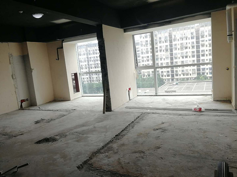 老房子舊地板拆除:如果家中地面鋪設(shè)是復(fù)合木地板，那其拆除的工藝相對(duì)而言就會(huì)比較簡(jiǎn)單。首先要把要拆除地面的家具移到別處，然后再用平口螺絲刀把踢腳線(xiàn)撬開(kāi)，再順著踢腳線(xiàn)邊緣把墻角的地板撬開(kāi)并拆掉。拆除時(shí)，這塊地板可能會(huì)破損，但是其它地板就不會(huì)破損，還可以完整拆除。如果復(fù)合地板帶有鎖扣結(jié)構(gòu)，那拆除時(shí)就要順應(yīng)地板的長(zhǎng)邊抽出，這樣拆除會(huì)比較輕松。然后再把地板下防潮氈揭開(kāi)，這時(shí)底層可能會(huì)有些潮濕，所以要打開(kāi)窗戶(hù)通風(fēng)，讓其地面干燥后方可鋪設(shè)新地板。 如果家中鋪設(shè)的是實(shí)木地板，那拆除工藝就會(huì)比較負(fù)責(zé)。要先拆除踢腳線(xiàn)，然后再?gòu)膲沁吘夐_(kāi)始拆除，還要使用到起釘錘，用這個(gè)把木地板撬起抽出。因?yàn)閷?shí)木地板安裝時(shí)，是安裝在木龍骨上的，所以在撬起木地板時(shí)會(huì)有一定的彈性，施工難度比較大，而且還不能使用切割機(jī)。因?yàn)槭褂们懈顧C(jī)的話(huà)，會(huì)破壞地面，還會(huì)和固定木龍骨的膨脹螺栓產(chǎn)生火花。