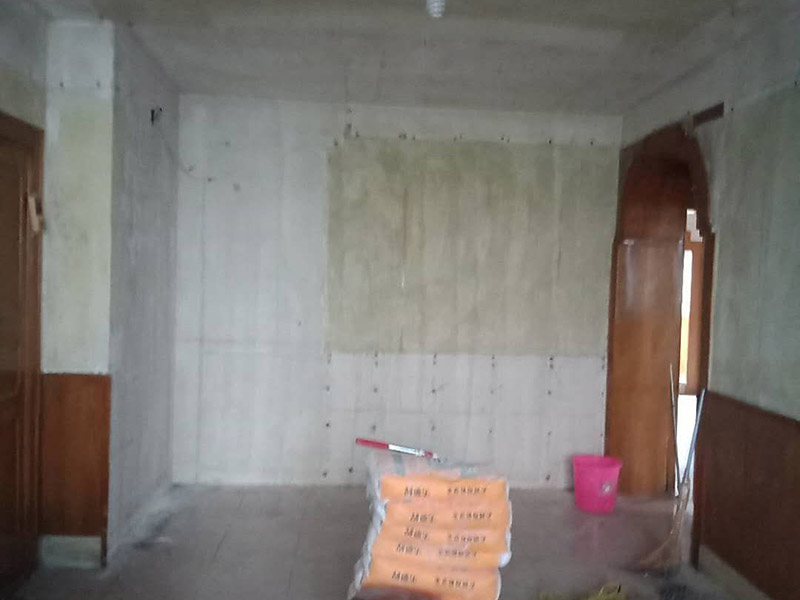 老房子墻面家具翻新：1、 舊墻面翻新自己動手首先用水將墻面浸濕，這樣在鏟除墻面時比較省力，墻面必須要鏟到露出水泥砂漿面。然后是涂刷界面劑，一定要全部都刷到而且要均勻。墻面的裂縫通常都是用牛皮紙帶及白乳膠來貼住，但不能保證它能百分百不再開裂。 2、 如果墻面凹凸不平，那么就需要用石膏來找平，誤差最好不要超過0.5公分。非承重墻一般都是需要貼布的，所以最好選擇質地好的墻布和白乳膠，有條件的話可以使用網格布，對于防裂效果會更好。 3、 在挑選膩子時應該選顆粒細度高及質地較硬的，或是把白乳膠添加到膩子中提高膩子的硬度。打磨墻面要選用細砂紙，砂紙如果過粗會在墻面上留下很深的砂痕，就算是刷漆也沒辦法遮蓋住。墻面打磨之后要清掃一遍，否則粉塵過多會影響到漆的附著力。