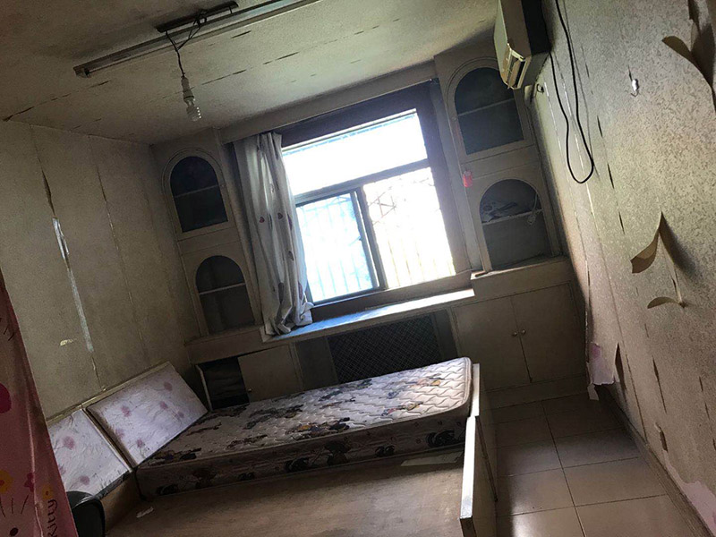 老房子墻面家具翻新：1、 舊墻面翻新自己動手首先用水將墻面浸濕，這樣在鏟除墻面時比較省力，墻面必須要鏟到露出水泥砂漿面。然后是涂刷界面劑，一定要全部都刷到而且要均勻。墻面的裂縫通常都是用牛皮紙帶及白乳膠來貼住，但不能保證它能百分百不再開裂。 2、 如果墻面凹凸不平，那么就需要用石膏來找平，誤差最好不要超過0.5公分。非承重墻一般都是需要貼布的，所以最好選擇質地好的墻布和白乳膠，有條件的話可以使用網格布，對于防裂效果會更好。 3、 在挑選膩子時應該選顆粒細度高及質地較硬的，或是把白乳膠添加到膩子中提高膩子的硬度。打磨墻面要選用細砂紙，砂紙如果過粗會在墻面上留下很深的砂痕，就算是刷漆也沒辦法遮蓋住。墻面打磨之后要清掃一遍，否則粉塵過多會影響到漆的附著力。