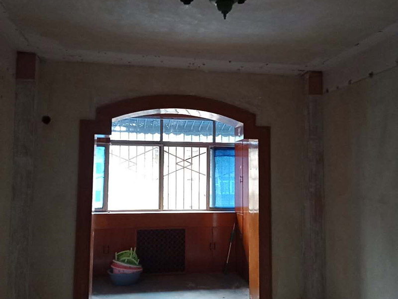 老房子墻面家具翻新：1、 舊墻面翻新自己動手首先用水將墻面浸濕，這樣在鏟除墻面時比較省力，墻面必須要鏟到露出水泥砂漿面。然后是涂刷界面劑，一定要全部都刷到而且要均勻。墻面的裂縫通常都是用牛皮紙帶及白乳膠來貼住，但不能保證它能百分百不再開裂。 2、 如果墻面凹凸不平，那么就需要用石膏來找平，誤差最好不要超過0.5公分。非承重墻一般都是需要貼布的，所以最好選擇質地好的墻布和白乳膠，有條件的話可以使用網格布，對于防裂效果會更好。 3、 在挑選膩子時應該選顆粒細度高及質地較硬的，或是把白乳膠添加到膩子中提高膩子的硬度。打磨墻面要選用細砂紙，砂紙如果過粗會在墻面上留下很深的砂痕，就算是刷漆也沒辦法遮蓋住。墻面打磨之后要清掃一遍，否則粉塵過多會影響到漆的附著力。