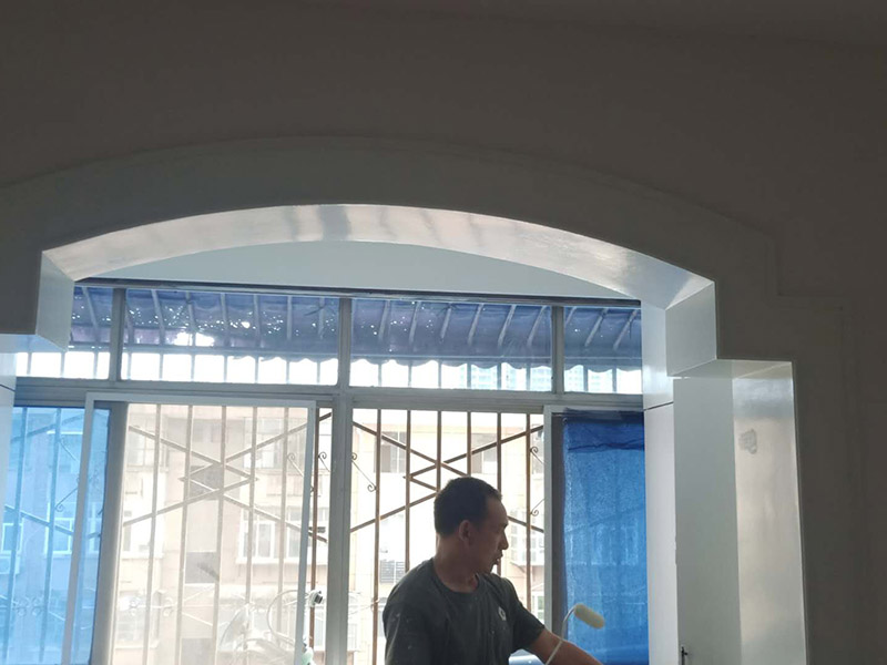 老房子墻面家具翻新：1、 舊墻面翻新自己動手首先用水將墻面浸濕，這樣在鏟除墻面時比較省力，墻面必須要鏟到露出水泥砂漿面。然后是涂刷界面劑，一定要全部都刷到而且要均勻。墻面的裂縫通常都是用牛皮紙帶及白乳膠來貼住，但不能保證它能百分百不再開裂。 2、 如果墻面凹凸不平，那么就需要用石膏來找平，誤差最好不要超過0.5公分。非承重墻一般都是需要貼布的，所以最好選擇質地好的墻布和白乳膠，有條件的話可以使用網格布，對于防裂效果會更好。 3、 在挑選膩子時應該選顆粒細度高及質地較硬的，或是把白乳膠添加到膩子中提高膩子的硬度。打磨墻面要選用細砂紙，砂紙如果過粗會在墻面上留下很深的砂痕，就算是刷漆也沒辦法遮蓋住。墻面打磨之后要清掃一遍，否則粉塵過多會影響到漆的附著力。