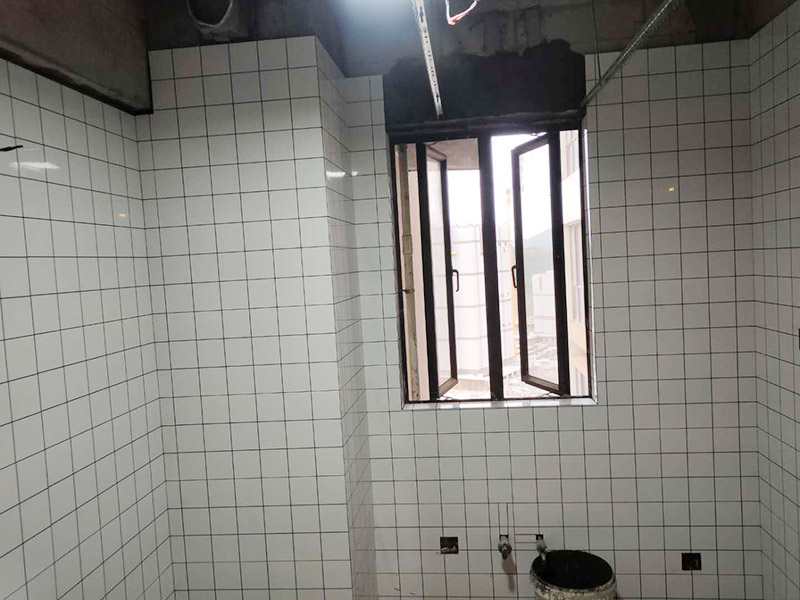 衛(wèi)生間貼磚：施工工藝流程; 基層處理--抹底子灰--彈線排磚--侵磚--鑲貼--擦縫--交工驗(yàn)收 首先進(jìn)行地面清掃，不打掃干凈會翹邊、空鼓的;放水平線然后分塊;地面要濕潤進(jìn)行灑水;采用兩種砂漿，打砂漿的基層，一般要進(jìn)行干鋪;地磚是不是出現(xiàn)了空鼓是很重要的;還要在磚底涂抹上漿;鋪貼的時候要用橡皮錘敲擊，做拉縫、表面清理，對瓷磚進(jìn)行勾縫處理即可。最重要的是保護(hù)好成品，以防造成污染和損傷。