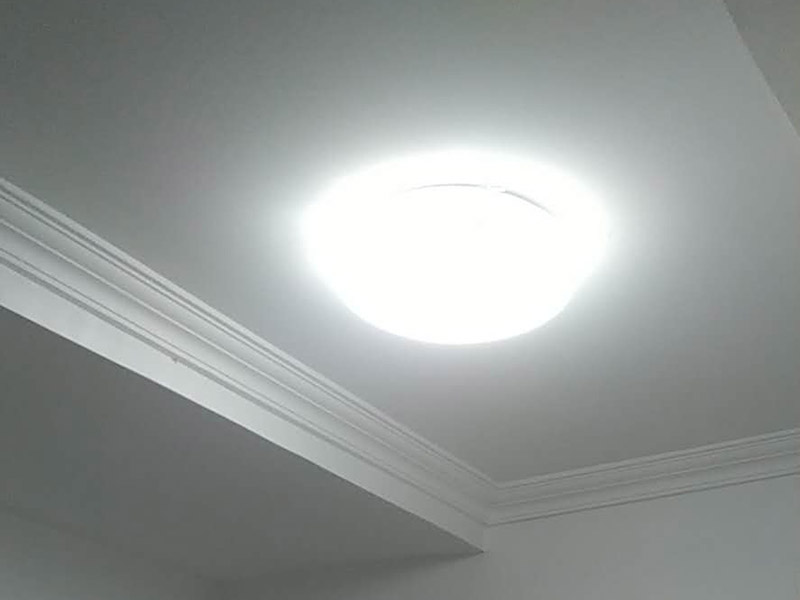 吸頂燈安裝維修：1、拆開吸頂燈包裝，將底座上自帶的線頭去掉;2、把燈管取出來以防在安裝過程中不慎掉落(吸頂燈一般自帶燈源);3、燈管拆下來之后，將吸頂燈底座放在天花板上，畫出燈孔的位置;4、標(biāo)記好孔的位置之后，在天花板上鉆孔，鉆孔的實際大小需要參照吸頂燈上燈孔的大小來確定;5、鉆好孔之后打入膠體，用以固定螺絲釘;6、把底座裝上去，轉(zhuǎn)個角度，帶緊螺絲7、斷開室內(nèi)電源，接線，然后把燈管裝回8、仔細檢查燈具安裝及線路連接是否正確規(guī)范，接線是否牢固;9、通電測試燈具是否可以正常通電，確認燈具運行狀況，10、蓋好燈罩、完工