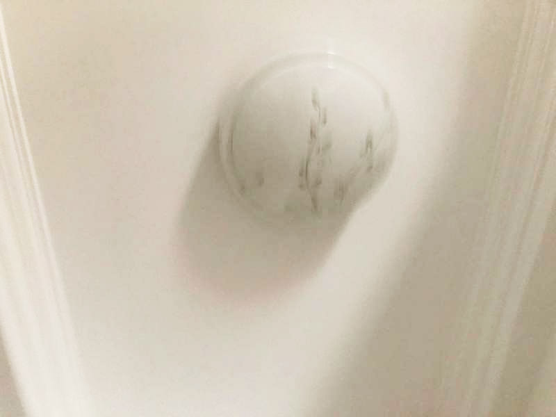 吸頂燈安裝維修：1、拆開吸頂燈包裝，將底座上自帶的線頭去掉;2、把燈管取出來以防在安裝過程中不慎掉落(吸頂燈一般自帶燈源);3、燈管拆下來之后，將吸頂燈底座放在天花板上，畫出燈孔的位置;4、標(biāo)記好孔的位置之后，在天花板上鉆孔，鉆孔的實際大小需要參照吸頂燈上燈孔的大小來確定;5、鉆好孔之后打入膠體，用以固定螺絲釘;6、把底座裝上去，轉(zhuǎn)個角度，帶緊螺絲7、斷開室內(nèi)電源，接線，然后把燈管裝回8、仔細檢查燈具安裝及線路連接是否正確規(guī)范，接線是否牢固;9、通電測試燈具是否可以正常通電，確認燈具運行狀況，10、蓋好燈罩、完工