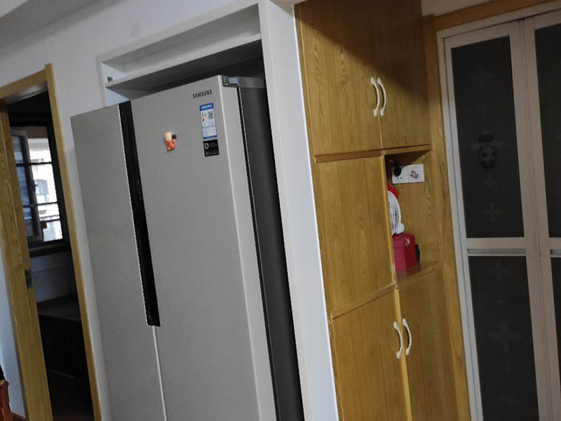 冰箱入墻施工：嵌入式冰箱，不僅僅是一種放置冰箱的方式&mdash;&mdash;將一般的冰箱嵌進(jìn)墻內(nèi)。它是一種可以放進(jìn)三面密封空間的冰箱，也就是說，不是隨便在市場(chǎng)上買一個(gè)冰箱回來嵌入墻內(nèi)就算嵌入式冰箱。 而且，嵌入式冰箱一般來說不會(huì)嵌入實(shí)墻之內(nèi)，避免影響其背面的散熱功能正常運(yùn)作。它一般是嵌入櫥柜之中，而且要求放冰箱的位置不能安裝后面板。同時(shí)，由于要符合冰箱散熱的要求，嵌入的櫥柜必須為冰箱預(yù)留頂部與腳部的散熱空間。 可見，嵌入式冰箱并非不需要預(yù)留散熱空間，只是預(yù)留的位置與普通冰箱不同而已。