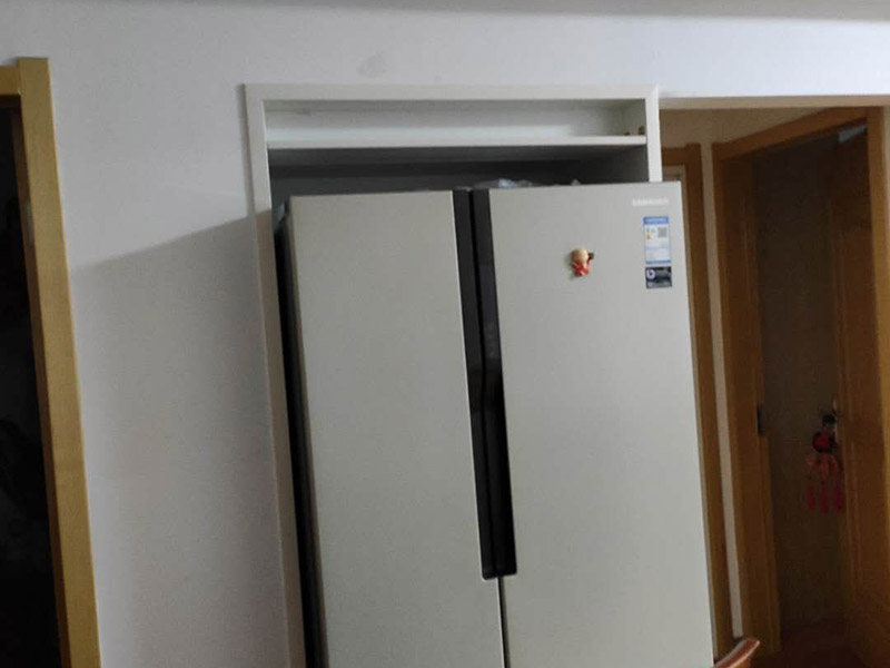 冰箱入墻施工：嵌入式冰箱，不僅僅是一種放置冰箱的方式&mdash;&mdash;將一般的冰箱嵌進(jìn)墻內(nèi)。它是一種可以放進(jìn)三面密封空間的冰箱，也就是說，不是隨便在市場(chǎng)上買一個(gè)冰箱回來嵌入墻內(nèi)就算嵌入式冰箱。 而且，嵌入式冰箱一般來說不會(huì)嵌入實(shí)墻之內(nèi)，避免影響其背面的散熱功能正常運(yùn)作。它一般是嵌入櫥柜之中，而且要求放冰箱的位置不能安裝后面板。同時(shí)，由于要符合冰箱散熱的要求，嵌入的櫥柜必須為冰箱預(yù)留頂部與腳部的散熱空間。 可見，嵌入式冰箱并非不需要預(yù)留散熱空間，只是預(yù)留的位置與普通冰箱不同而已。