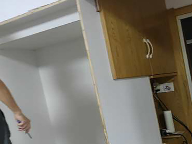 冰箱入墻施工：嵌入式冰箱，不僅僅是一種放置冰箱的方式&mdash;&mdash;將一般的冰箱嵌進(jìn)墻內(nèi)。它是一種可以放進(jìn)三面密封空間的冰箱，也就是說，不是隨便在市場(chǎng)上買一個(gè)冰箱回來嵌入墻內(nèi)就算嵌入式冰箱。 而且，嵌入式冰箱一般來說不會(huì)嵌入實(shí)墻之內(nèi)，避免影響其背面的散熱功能正常運(yùn)作。它一般是嵌入櫥柜之中，而且要求放冰箱的位置不能安裝后面板。同時(shí)，由于要符合冰箱散熱的要求，嵌入的櫥柜必須為冰箱預(yù)留頂部與腳部的散熱空間。 可見，嵌入式冰箱并非不需要預(yù)留散熱空間，只是預(yù)留的位置與普通冰箱不同而已。