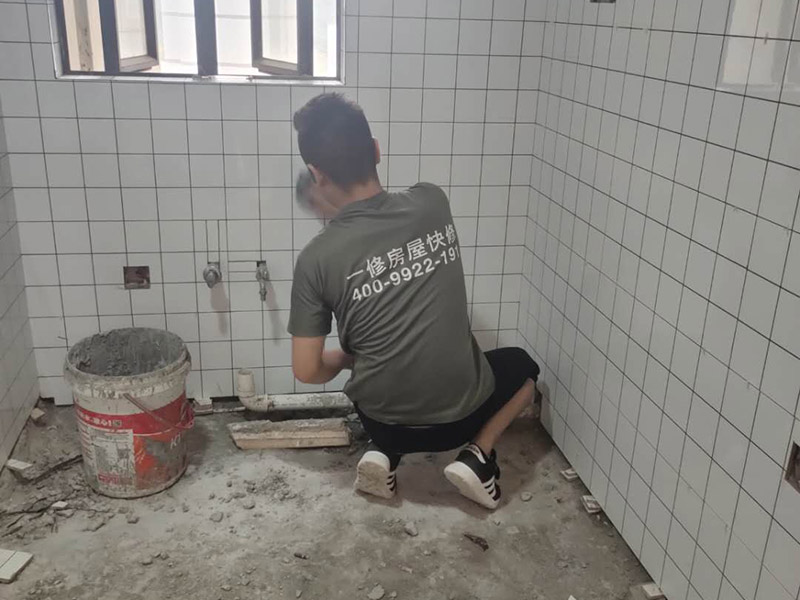 廚房小方磚鋪貼：鋪貼前，先將所鋪平面表面的塵土、雜物等徹底清掃干凈，平面不能有空鼓、開裂和起砂等現(xiàn)象，如果存在這些現(xiàn)象，要先進(jìn)行修復(fù)處理，在鋪設(shè)瓷磚。鋪設(shè)墻磚施工前，要先在墻體四周彈出標(biāo)高控制線。鋪設(shè)地磚施工前，要先在地面彈出十字線，從而控制地磚分隔尺寸。瓷磚的鋪貼，要選用1:3干硬性水泥砂漿，砂漿的厚度要在25mm左右。把瓷磚按照要求放在水泥砂漿上，用橡皮錘輕輕敲擊瓷磚的表面，直至瓷磚鋪貼平整。鋪貼完瓷磚后，要進(jìn)行勾縫處理，先清理干凈瓷磚縫隙里的雜質(zhì)，再用專用填縫劑進(jìn)行勾縫處理。鋪貼瓷磚的過程中，可以一邊鋪貼，一邊進(jìn)行簡單的清理。在鋪貼完24小時后，再用棉布等對瓷磚的表面再進(jìn)行一次清理。