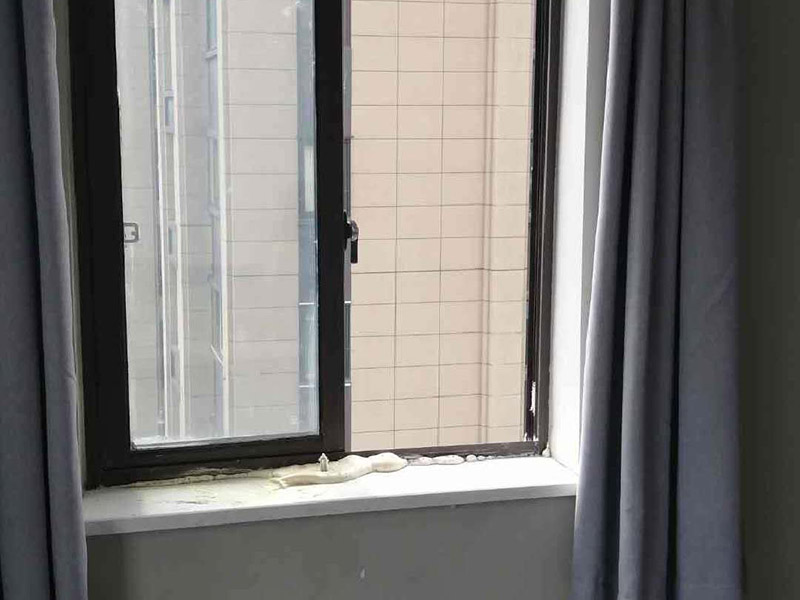 窗戶漏水打膠：窗框與洞口之間的伸縮縫內(nèi)腔應(yīng)采用閉孔泡沫塑料、發(fā)泡聚苯乙燃等彈性材料分層填塞，表面用密封膠密封。對(duì)保溫、隔聲要求較高的工程，應(yīng)采用相應(yīng)的隔熱、隔聲材料填塞。門窗表面潔凈，無(wú)劃痕，碰傷、無(wú)銹蝕。涂膠表面光滑，平整、厚度均勻，無(wú)氣孔。嚴(yán)禁在門窗框、扇、梃上安裝腳手架或懸掛重物，并嚴(yán)禁蹬踩窗框、窗扇或窗梃。門窗表面如沾有油污等，宜用水溶性洗涂劑清洗，忌用粗糙或腐蝕性強(qiáng)的化學(xué)液體擦洗。每個(gè)人的家中都有窗戶，合理的安裝窗戶也能達(dá)到很好的通風(fēng)換氣的效果，在安裝窗戶的過(guò)程中，窗戶打膠技巧是安裝人員必須要了解的，如果對(duì)窗戶打膠的步驟不了解的話，就會(huì)影響窗戶的使用效果。