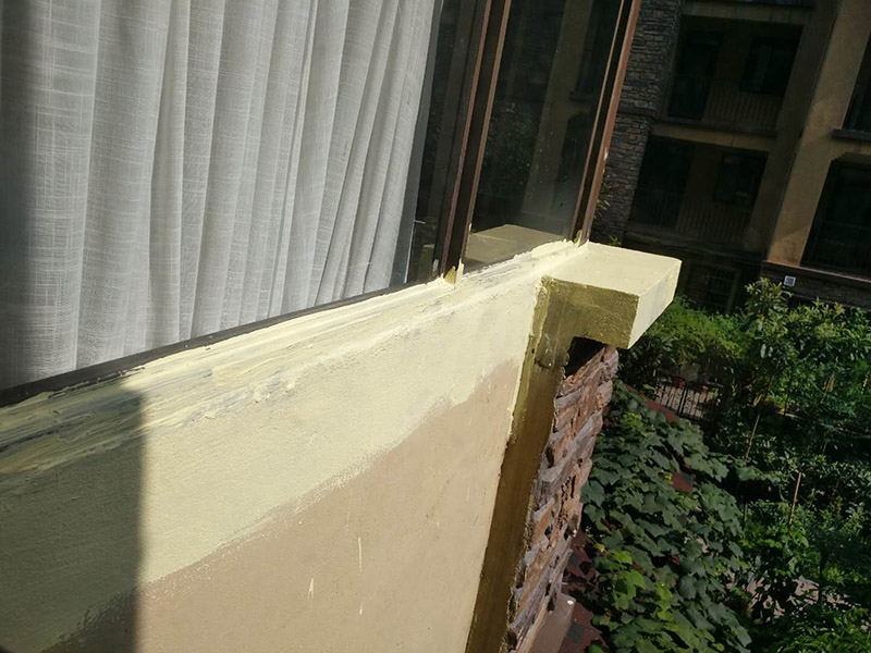 窗戶外墻防水：首先在對(duì)防水墻處理的時(shí)候一定要對(duì)墻體進(jìn)行檢查，看一看墻體有什么裂縫，或者不均勻的地方，這些地方需要處理過(guò)后才能對(duì)墻體進(jìn)行防水處理。嚴(yán)禁在墻面上留下空，裂縫，凹凸不平等問(wèn)題，而且在外部進(jìn)入室內(nèi)的管子穿過(guò)墻體的也要做好密封性。這樣的墻才能做防水處理，不然的話效果會(huì)大打折扣。 ⑴砂漿應(yīng)嚴(yán)格按配比進(jìn)行，嚴(yán)格計(jì)量，控制水灰比，嚴(yán)禁施工過(guò)程中隨意摻水； ⑵對(duì)抹灰砂漿應(yīng)分層抹灰，尤其是高層建筑，局部外墻抹灰較厚，這就需要進(jìn)行分層批灰，每層抹灰厚度不應(yīng)超過(guò)2㎝，如厚度過(guò)大，在分層處應(yīng)設(shè)鋼絲網(wǎng)； ⑶批灰砂漿可用聚合物防水砂漿； ⑷外墻抹灰腳手架拉接筋等，應(yīng)切割后，喇叭口抹實(shí)壓平，定漿后，可用鐵抹子切成反搓，然后再刷一道素水泥漿。