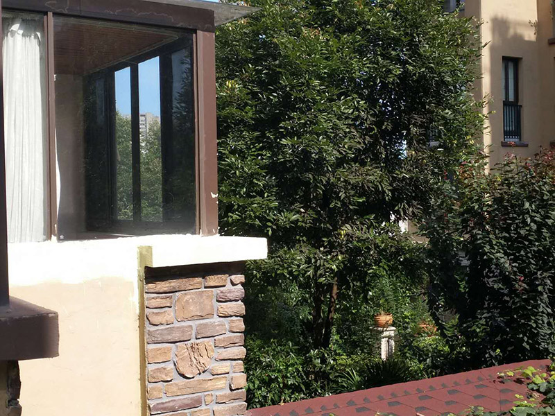 窗戶外墻防水：首先在對(duì)防水墻處理的時(shí)候一定要對(duì)墻體進(jìn)行檢查，看一看墻體有什么裂縫，或者不均勻的地方，這些地方需要處理過(guò)后才能對(duì)墻體進(jìn)行防水處理。嚴(yán)禁在墻面上留下空，裂縫，凹凸不平等問(wèn)題，而且在外部進(jìn)入室內(nèi)的管子穿過(guò)墻體的也要做好密封性。這樣的墻才能做防水處理，不然的話效果會(huì)大打折扣。 ⑴砂漿應(yīng)嚴(yán)格按配比進(jìn)行，嚴(yán)格計(jì)量，控制水灰比，嚴(yán)禁施工過(guò)程中隨意摻水； ⑵對(duì)抹灰砂漿應(yīng)分層抹灰，尤其是高層建筑，局部外墻抹灰較厚，這就需要進(jìn)行分層批灰，每層抹灰厚度不應(yīng)超過(guò)2㎝，如厚度過(guò)大，在分層處應(yīng)設(shè)鋼絲網(wǎng)； ⑶批灰砂漿可用聚合物防水砂漿； ⑷外墻抹灰腳手架拉接筋等，應(yīng)切割后，喇叭口抹實(shí)壓平，定漿后，可用鐵抹子切成反搓，然后再刷一道素水泥漿。