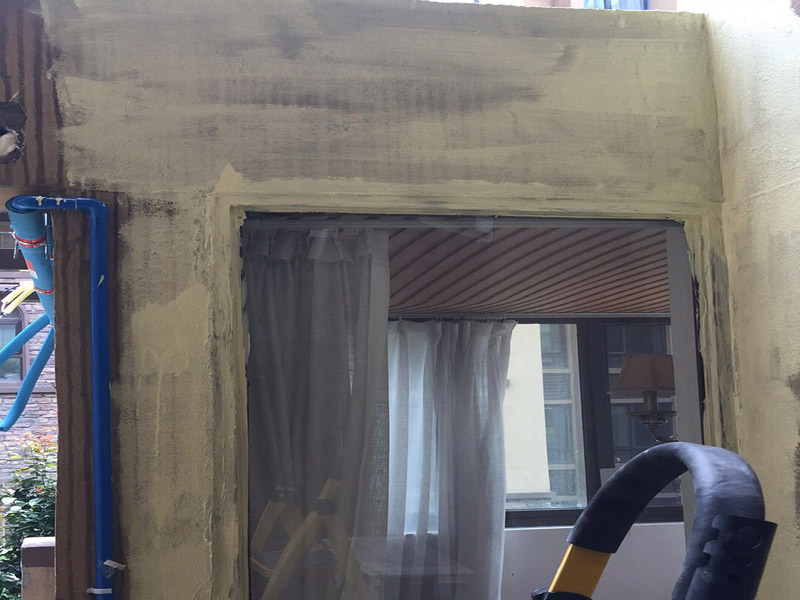 窗戶外墻防水：首先在對(duì)防水墻處理的時(shí)候一定要對(duì)墻體進(jìn)行檢查，看一看墻體有什么裂縫，或者不均勻的地方，這些地方需要處理過(guò)后才能對(duì)墻體進(jìn)行防水處理。嚴(yán)禁在墻面上留下空，裂縫，凹凸不平等問(wèn)題，而且在外部進(jìn)入室內(nèi)的管子穿過(guò)墻體的也要做好密封性。這樣的墻才能做防水處理，不然的話效果會(huì)大打折扣。 ⑴砂漿應(yīng)嚴(yán)格按配比進(jìn)行，嚴(yán)格計(jì)量，控制水灰比，嚴(yán)禁施工過(guò)程中隨意摻水； ⑵對(duì)抹灰砂漿應(yīng)分層抹灰，尤其是高層建筑，局部外墻抹灰較厚，這就需要進(jìn)行分層批灰，每層抹灰厚度不應(yīng)超過(guò)2㎝，如厚度過(guò)大，在分層處應(yīng)設(shè)鋼絲網(wǎng)； ⑶批灰砂漿可用聚合物防水砂漿； ⑷外墻抹灰腳手架拉接筋等，應(yīng)切割后，喇叭口抹實(shí)壓平，定漿后，可用鐵抹子切成反搓，然后再刷一道素水泥漿。