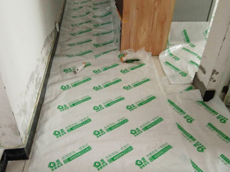 地面家具成品保護(hù)：1、墻地面瓷磚，在鋪貼未干固的情況下，不要急于勾縫，以免人為地造成瓷磚松動(dòng)、高低不平，影響施工效果。 　　2、地面瓷磚干固前，不要在上面走動(dòng)、堆放雜物，以免造成瓷磚松動(dòng)、高低不平。 　　3、地面瓷磚鋪貼完后，最好使用成品保護(hù)膜覆蓋磚面，既可以防止裝修時(shí)的沙子磨傷地面，同時(shí)也能有效地防止油漆涂料等有色液體滴落磚面，造成地面污染。 　　4、做好浴缸、面盆的保護(hù) 　　衛(wèi)生間浴缸、面盆的安裝一般都在早期進(jìn)行，在后期施工中，這些設(shè)施難免會(huì)被大量粉塵、小水泥渣等異物污染。