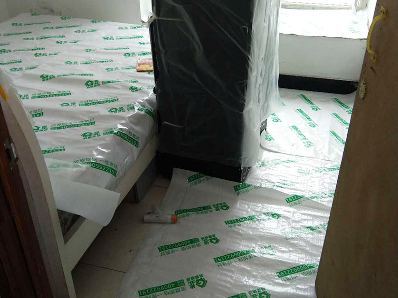 地面家具成品保護(hù)：1、墻地面瓷磚，在鋪貼未干固的情況下，不要急于勾縫，以免人為地造成瓷磚松動(dòng)、高低不平，影響施工效果。 　　2、地面瓷磚干固前，不要在上面走動(dòng)、堆放雜物，以免造成瓷磚松動(dòng)、高低不平。 　　3、地面瓷磚鋪貼完后，最好使用成品保護(hù)膜覆蓋磚面，既可以防止裝修時(shí)的沙子磨傷地面，同時(shí)也能有效地防止油漆涂料等有色液體滴落磚面，造成地面污染。 　　4、做好浴缸、面盆的保護(hù) 　　衛(wèi)生間浴缸、面盆的安裝一般都在早期進(jìn)行，在后期施工中，這些設(shè)施難免會(huì)被大量粉塵、小水泥渣等異物污染。