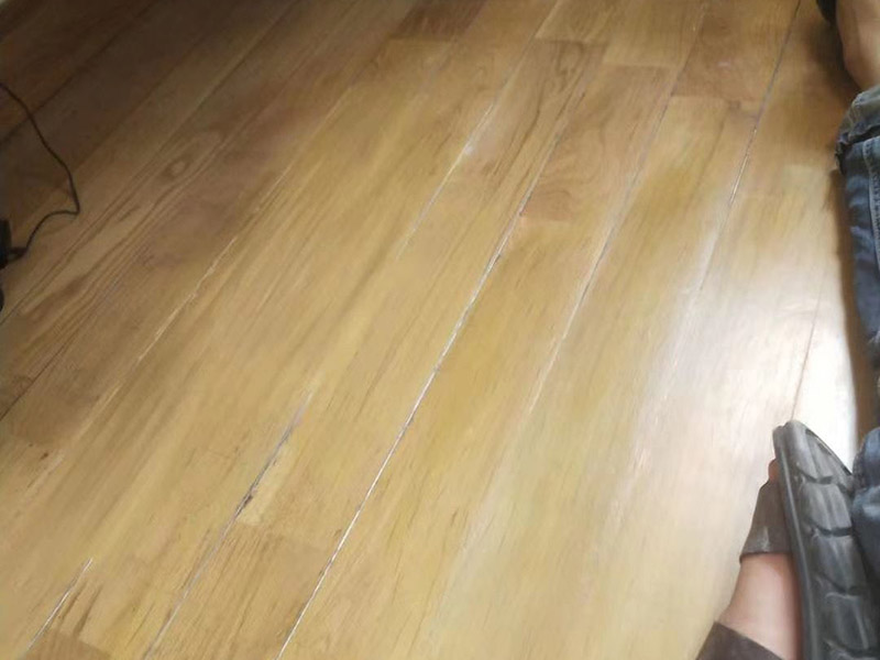 地板局部修復(fù):如果局部破損嚴(yán)重則需要先將需更換的地板破壞掉，然后徹底取出。 （1）先用工具將要更換的地板短邊處鑿出一個(gè)縫隙，再用鋸將需更換的地板表面鋸開；然后將分成小片的地板取出，但一定要保證不破壞周圍的地板； （2）然后將拆下的地板周圍的膠水清理干凈，并保證清理好的榫槽便于安裝，如果清理不徹底，接縫會(huì)不平或不嚴(yán)?？梢杂糜行麻绢^小片地板在接口上來回滑動(dòng)，找出殘留膠跡并清除，以保證修復(fù)后的地板美觀，同樣需要注意的是不要損壞周圍的榫槽； （3）接下來處理新地板，鋸掉新地板槽口一邊的下半部分并清理干凈整個(gè)榫槽，注意預(yù)留一些空間，因外涂抹膠水后會(huì)占用一定的空間； （4）最后將新地板安裝到需要替換的位置，將原四周地板榫頭涂滿膠水，并在新地板榫槽處也施上膠水，然后放在起下廢板塊的空隙處，先將長(zhǎng)邊榫舌與短邊榫舌的一角嵌入原四周地板的槽口邊，再用手按下槽口一邊，并墊木塊以專用工具輕輕砸入，注意安裝前先比一下長(zhǎng)度是否一致，如果新板長(zhǎng)了，可以修短一點(diǎn)，短了就只有拆裝整條地板了。