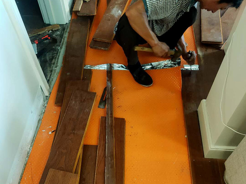 曲靖泥瓦工師傅哪里找先看久益一修官網(wǎng)裝修工人信息，在線直接聯(lián)系電話，曲靖泥瓦工在哪里找活先看久益一修曲靖招商加盟政策、免費(fèi)招商加盟扶持，曲靖泥瓦工多少錢一天訂單量穩(wěn)定的接單平臺(tái)月收入過2萬元；曲靖泥瓦工師傅接單區(qū)域覆蓋:麒麟?yún)^(qū)、沾益區(qū)、馬龍區(qū)等。  曲靖泥瓦工在哪里找活，曲靖泥瓦工師傅找活方式有加入曲靖裝修維修公司當(dāng)工人接單、加入曲靖裝修維修平臺(tái)副業(yè)接單、加盟裝修維修連鎖品牌自己當(dāng)老板、加入曲靖本地的裝修維修微信群QQ群攬活、泥瓦工師傅還可以通過網(wǎng)絡(luò)招聘平臺(tái)來找活等，找活方式有很多種的，收益也是各不相同，看你自己適合哪一種了。  曲靖泥瓦工多少錢一天，曲靖市區(qū)好手藝泥瓦工師傅、點(diǎn)工400元一天、包工500元多一天。但是現(xiàn)在曲靖裝修泥瓦工普遍面臨的是人多人地少的問題，裝修泥瓦工要有穩(wěn)定的收益需要有源源不斷的訂單工地施工才行，現(xiàn)在是互聯(lián)網(wǎng)時(shí)代，小編在此推薦泥瓦工師傅可以選擇加入訂單穩(wěn)定的平臺(tái)接單或是自己加盟裝修品牌創(chuàng)業(yè)。